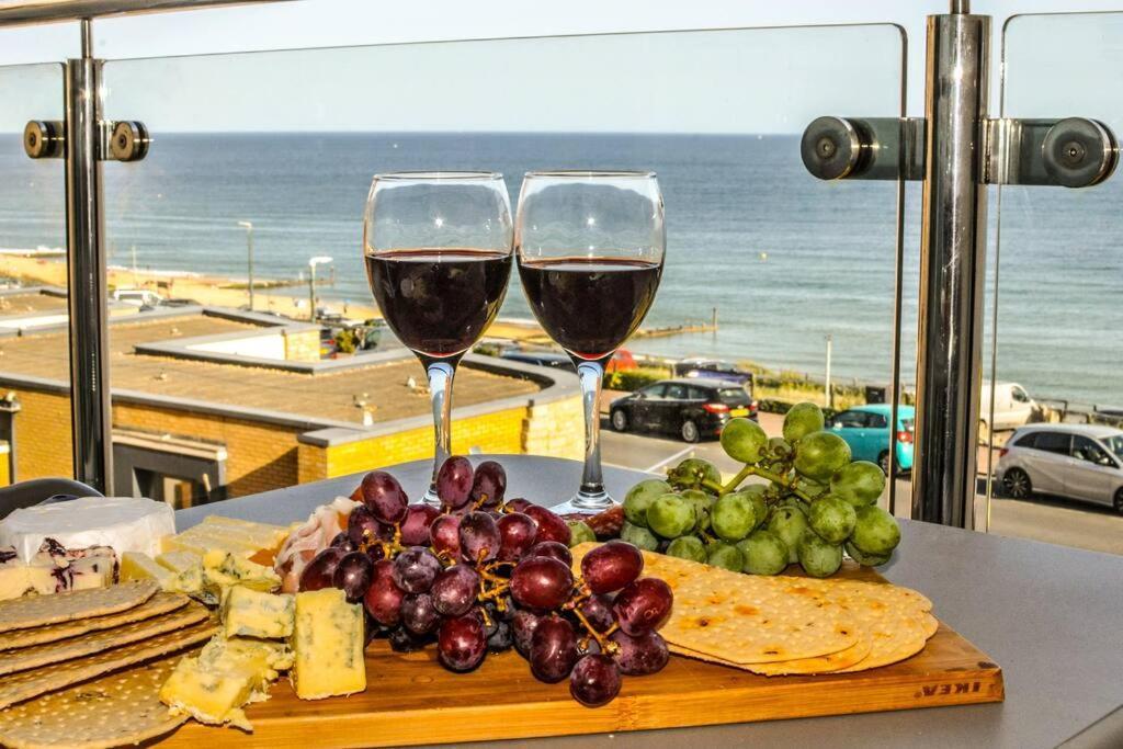 Soho Beach Apartment With Fabulous Sea View And 2 Minutes To The Beach With Free Parking And Netflix Борнмут Екстер'єр фото