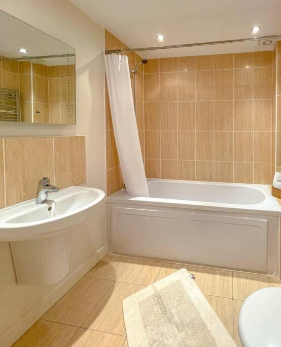 Soho Beach Apartment With Fabulous Sea View And 2 Minutes To The Beach With Free Parking And Netflix Борнмут Екстер'єр фото