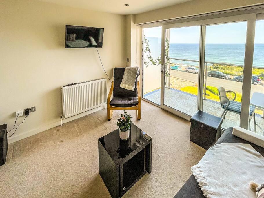 Soho Beach Apartment With Fabulous Sea View And 2 Minutes To The Beach With Free Parking And Netflix Борнмут Екстер'єр фото