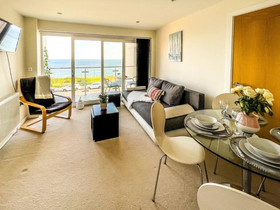 Soho Beach Apartment With Fabulous Sea View And 2 Minutes To The Beach With Free Parking And Netflix Борнмут Екстер'єр фото
